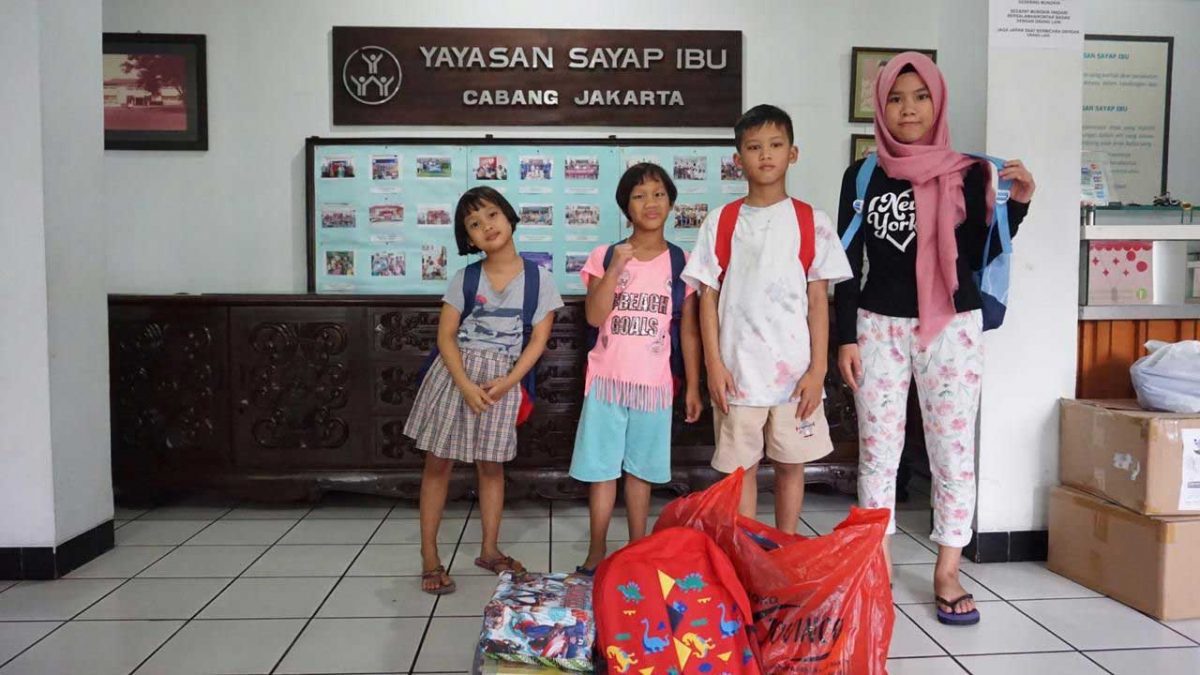deecd313-0e8a-47b6-9e56-24cb8d7a662c-1200×675-1.jpg Semarak Hari Pendidikan Nasional: YIIM dan INSIGHT Salurkan Bantuan Kuota Internet Guru serta Paket Belajar untuk Siswa dan Anak Panti
