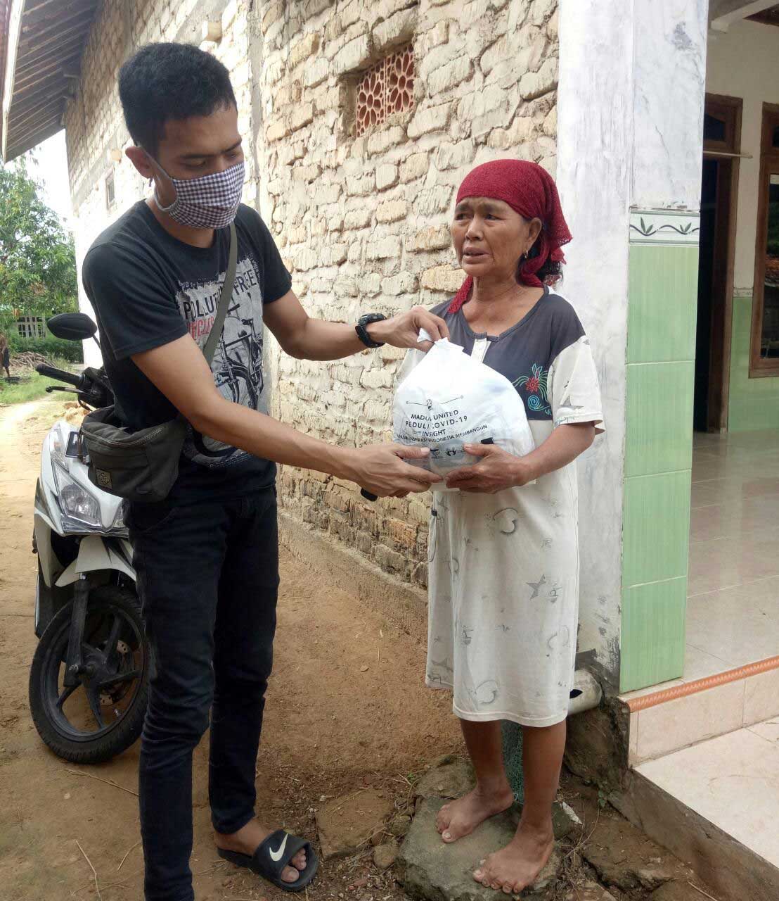 eb076a27-4319-479f-a517-404bcd1736aa.jpg Sinergi Gotong Royong: YIIM dan INSIGHT Gandeng Madura United FC dan Yayasan Menemani Salurkan 2.500 Sembako dan Pangan Siap Santap