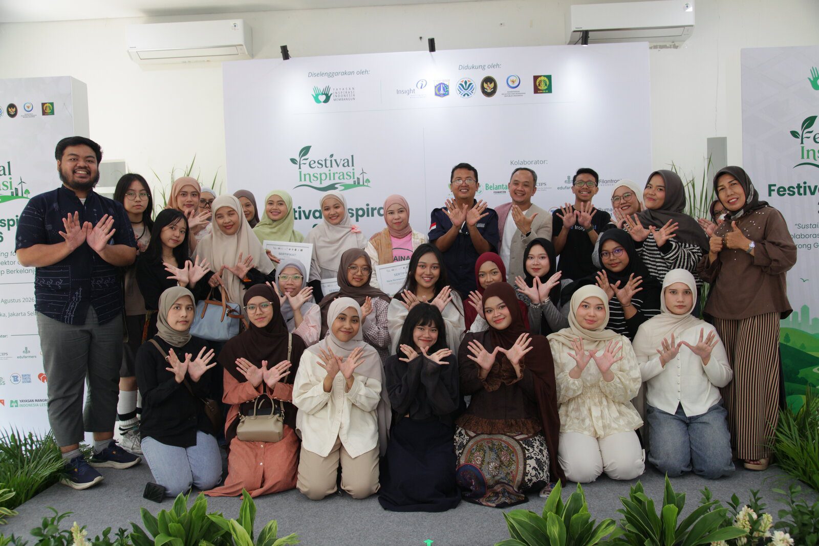 Foto Bersama Seluruh Peserta dan Pembicara Talkshow Less Trend More Impact Foto bersama peserta, pembicara, dan pengurus YIIM dalam talkshow Less Trend More Impact di Taman Bendera Pusaka Jakarta Selatan