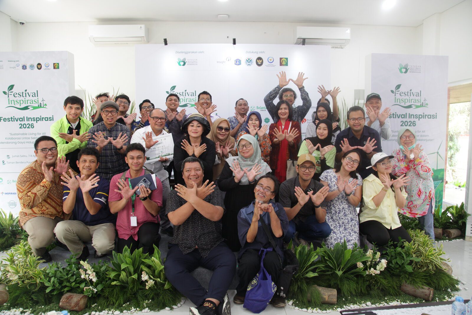 Foto Bersama Peserta, Narasumber, dan Tim Pengurus YIIM Foto bersama peserta dan pembicara talkshow mangrove Festival Inspirasi 2026 di panggung utama Taman Bendera Pusaka