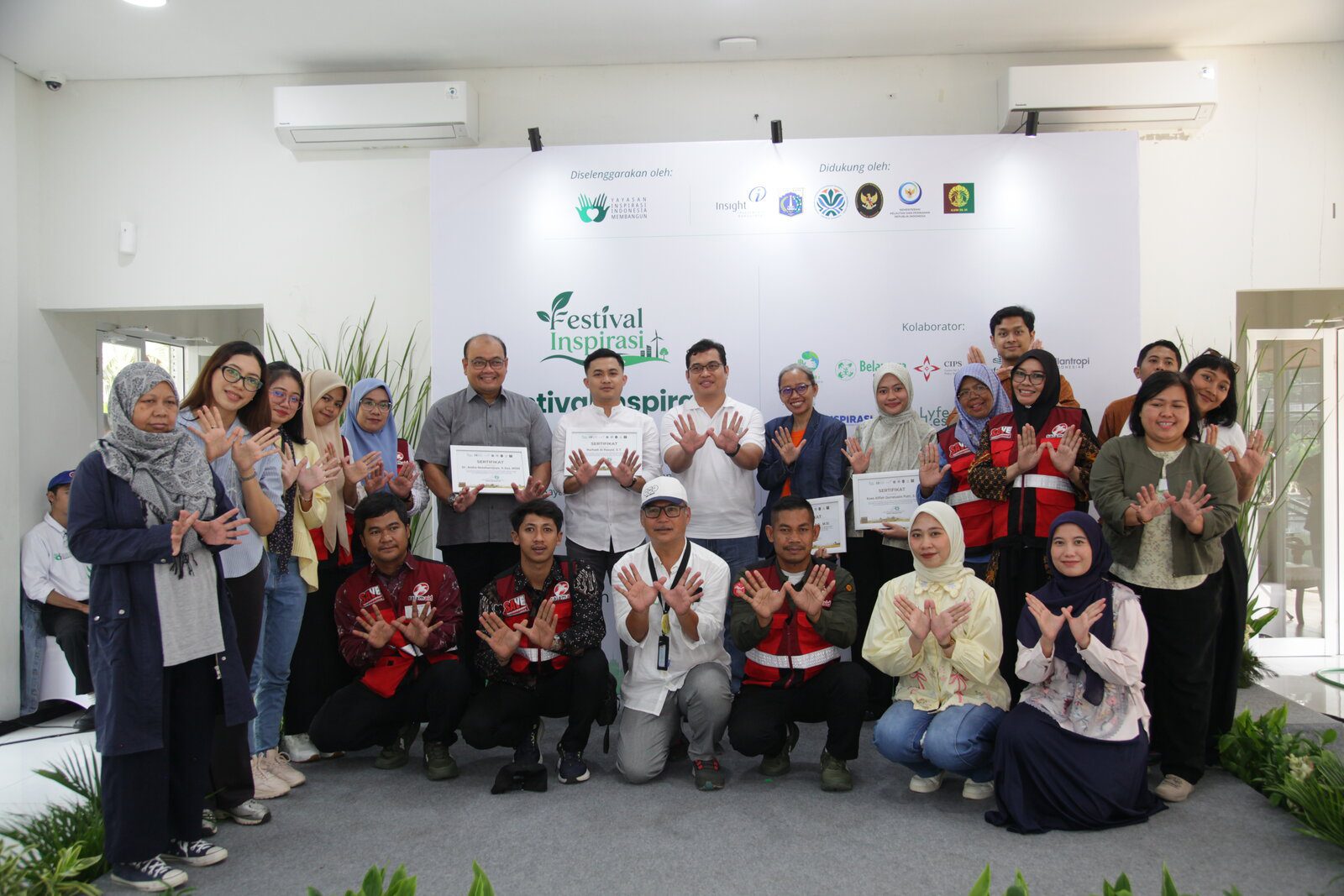 Foto Bersama Seluruh Peserta dan Pembicara Talkshow Ketahanan Pangan Foto bersama seluruh peserta, pembicara, dan pengurus YIIM pada penutupan talkshow ketahanan pangan Festival Inspirasi 2026