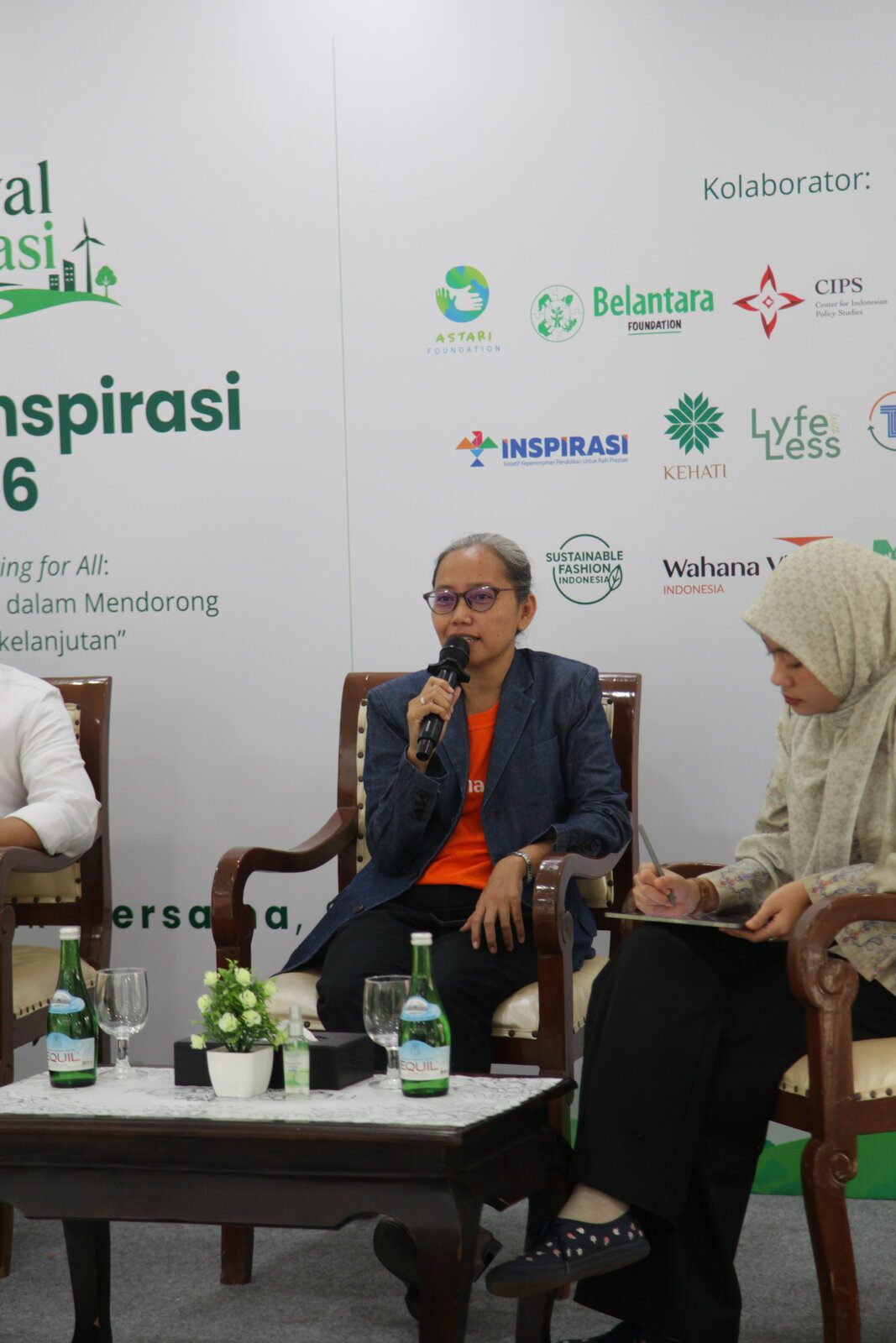 Fransisca Novita Memaparkan Inovasi Kebun Gizi Apung dan Ketahanan Pangan Rentan Fransisca Novita dari Wahana Visi Indonesia berbicara mengenai inovasi pangan lokal dan ketahanan pangan komunitas pada talkshow Festival Inspirasi