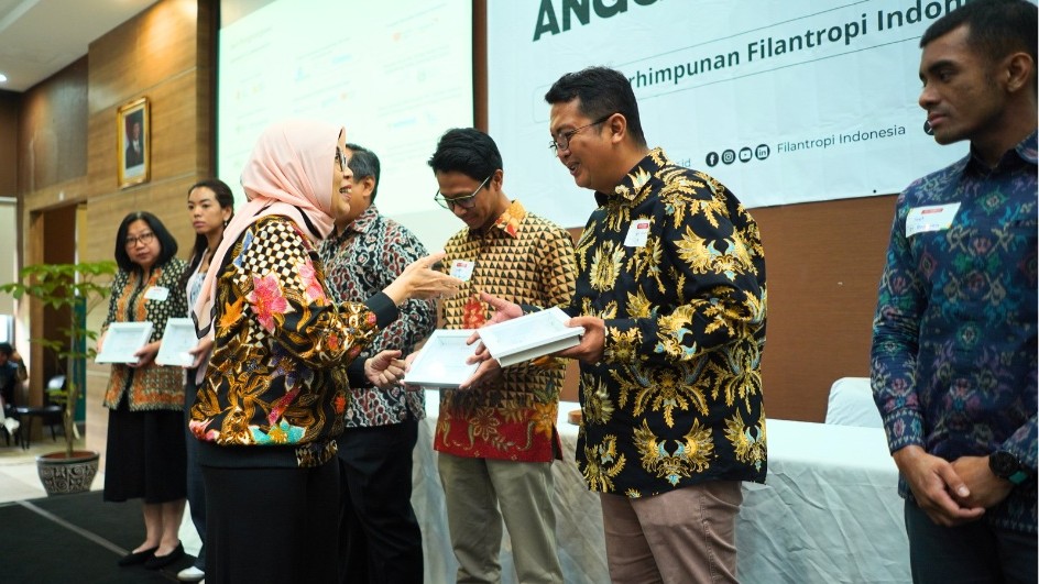 Penyerahan piagam Members Collaboration Award Filantropi Indonesia kepada YIIM