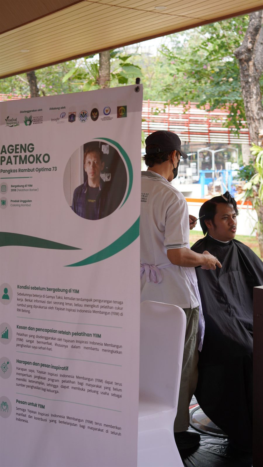 Layanan Pangkas Rambut Langsung bagi Pengunjung Festival Sesi potong rambut langsung oleh alumni barber di stan Festival Inspirasi
