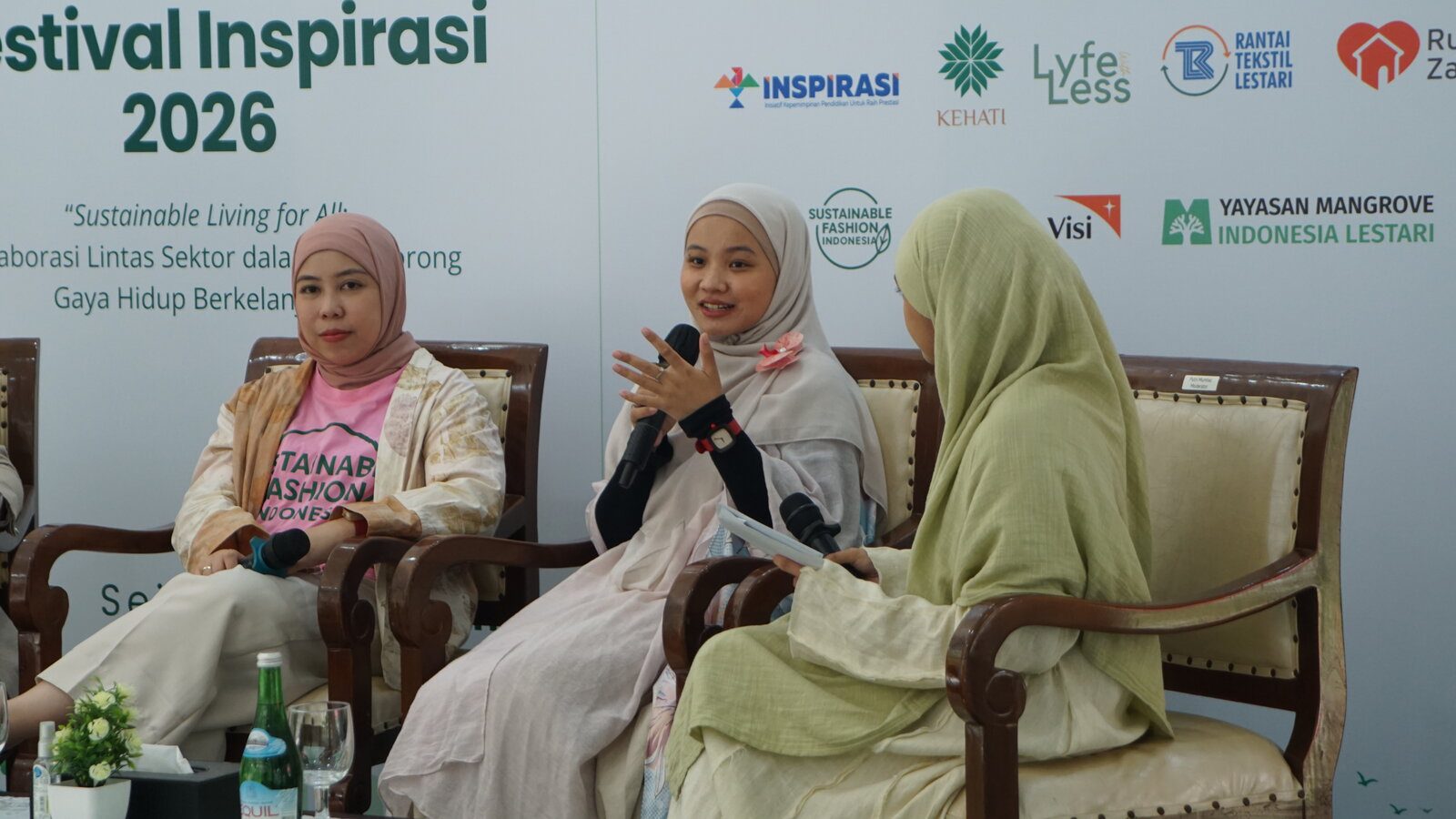 Pemaparan Materi Konsumsi Sadar oleh Cynthia S. Lestari dan Nana Nurwaesari Cynthia S Lestari dan Nana Nurwaesari menyampaikan materi seputar konsumsi bijak fashion pada Festival Inspirasi 2026