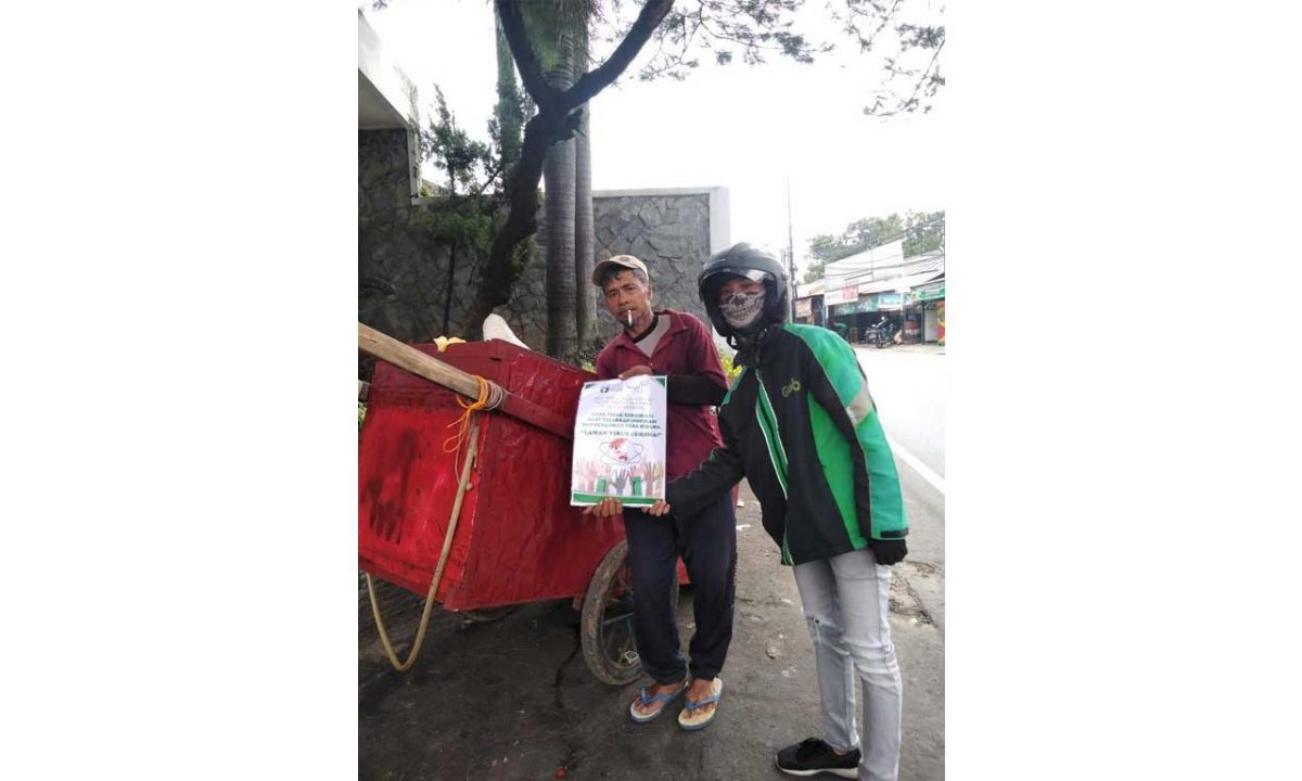 nasbungmulu5-1200×720-1.jpg Aksi Kemanusiaan Berbagi Pangan: YIIM dan INSIGHT Distribusikan Ratusan Paket Nasi dan Berdayakan Warung Tradisional