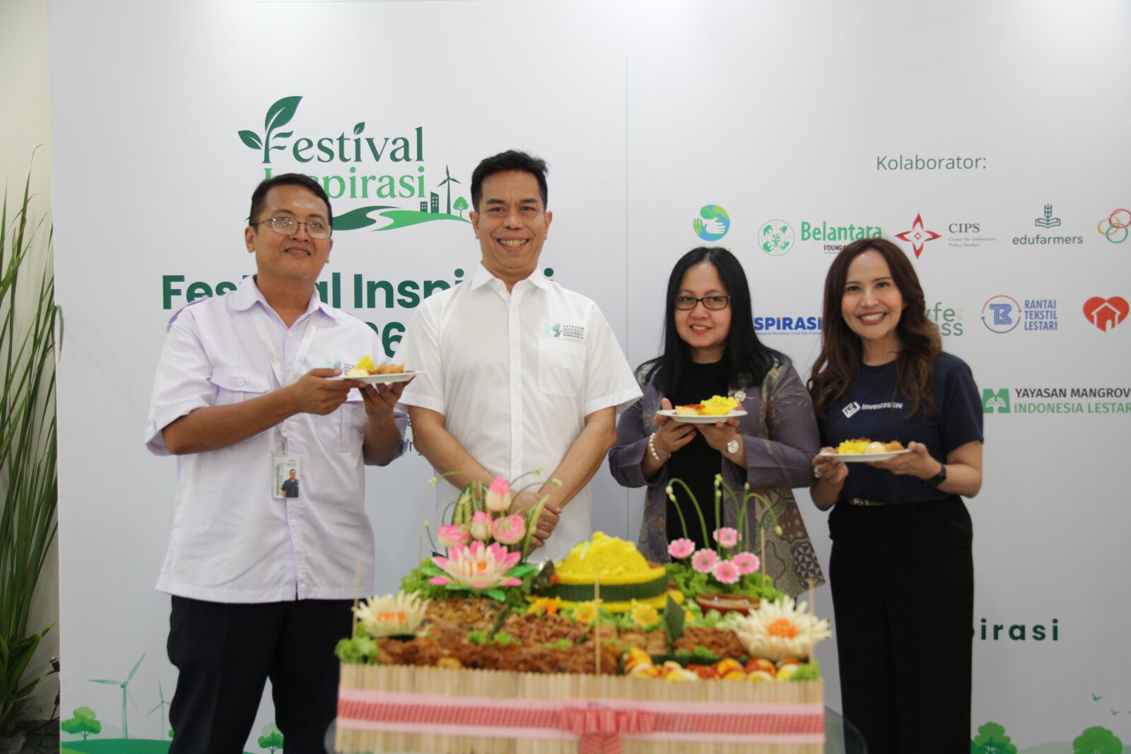 Pemotongan tumpeng syukuran 12 tahun YIIM bersama perwakilan KLHK, Kemenko PMK, dan PT Insight Investments Management