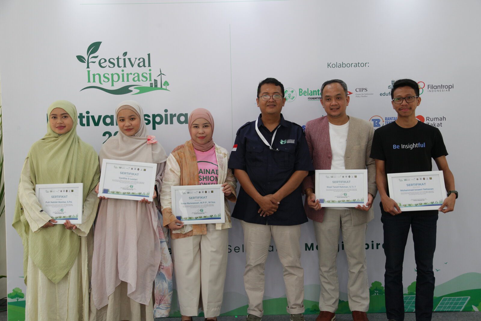 Penyerahan Sertifikat Apresiasi kepada Para Narasumber dan Moderator Sesi penyerahan sertifikat apresiasi kepada narasumber dan moderator talkshow Less Trend More Impact Festival Inspirasi 2026