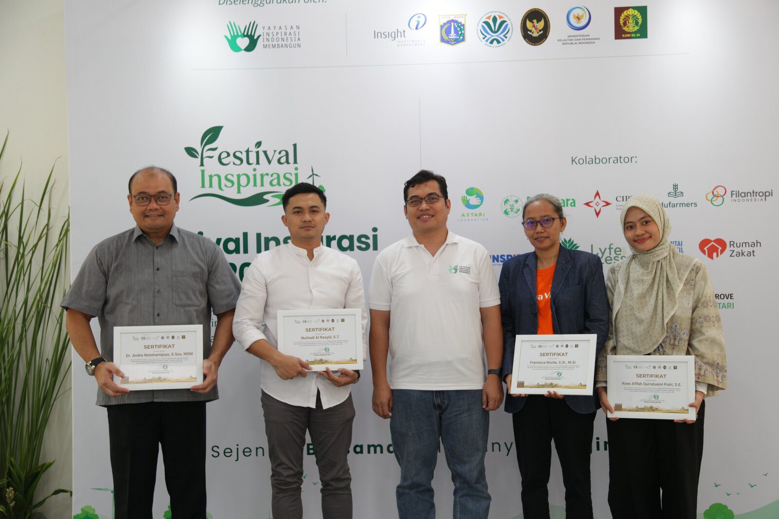Penyerahan Sertifikat Apresiasi kepada Narasumber dan Moderator Ketahanan Pangan Sesi penyerahan sertifikat penghargaan kepada Dr Andre Notohamijoyo, Nurhadi Al Rasyid, Fransisca Novita, dan Koes Afifah Qurratuaini Putri oleh Ketua Pengurus YIIM