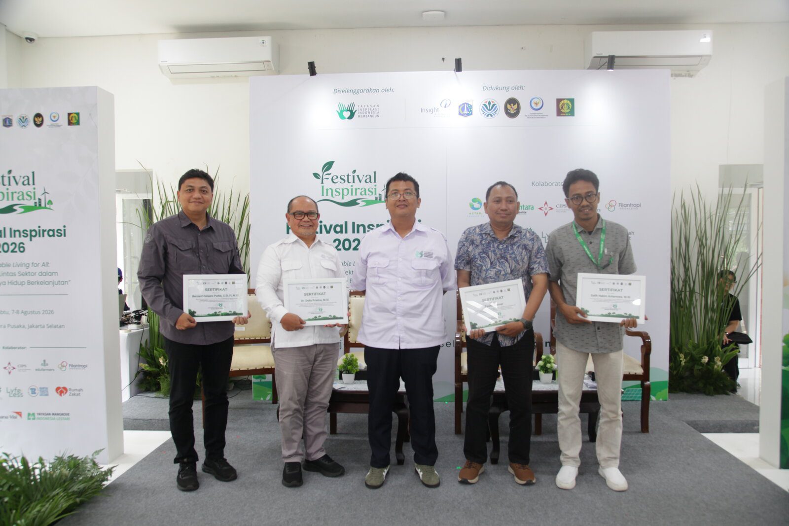 Penyerahan Sertifikat Apresiasi kepada Narasumber dan Moderator Talkshow Mangrove Penyerahan sertifikat apresiasi narasumber dan moderator talkshow mangrove oleh Ketua Pengurus YIIM Normansyah Kusuma