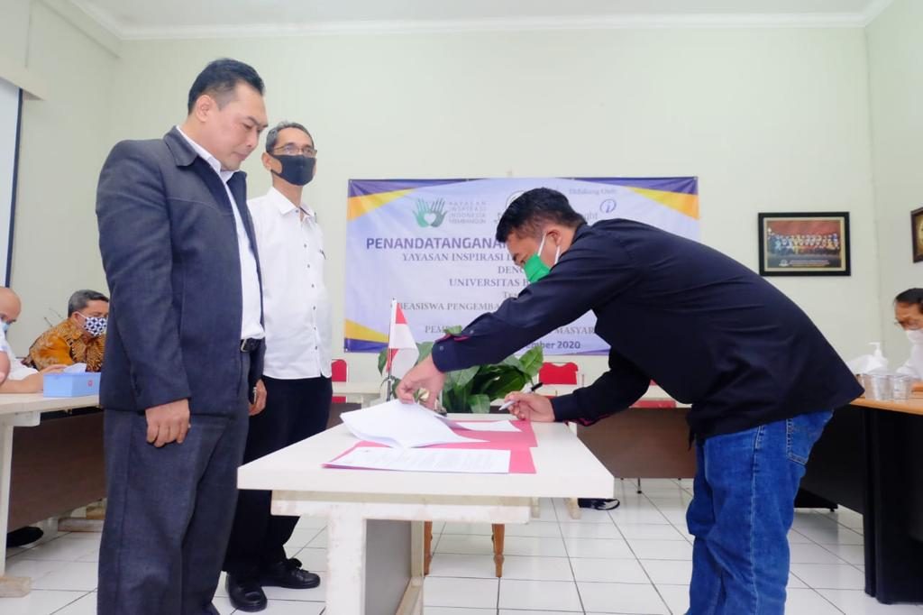 UBK Berikan Beasiswa Kuliah S1 untuk Alumni Pelatihan Barista dan Barbershop Binaan YIIM