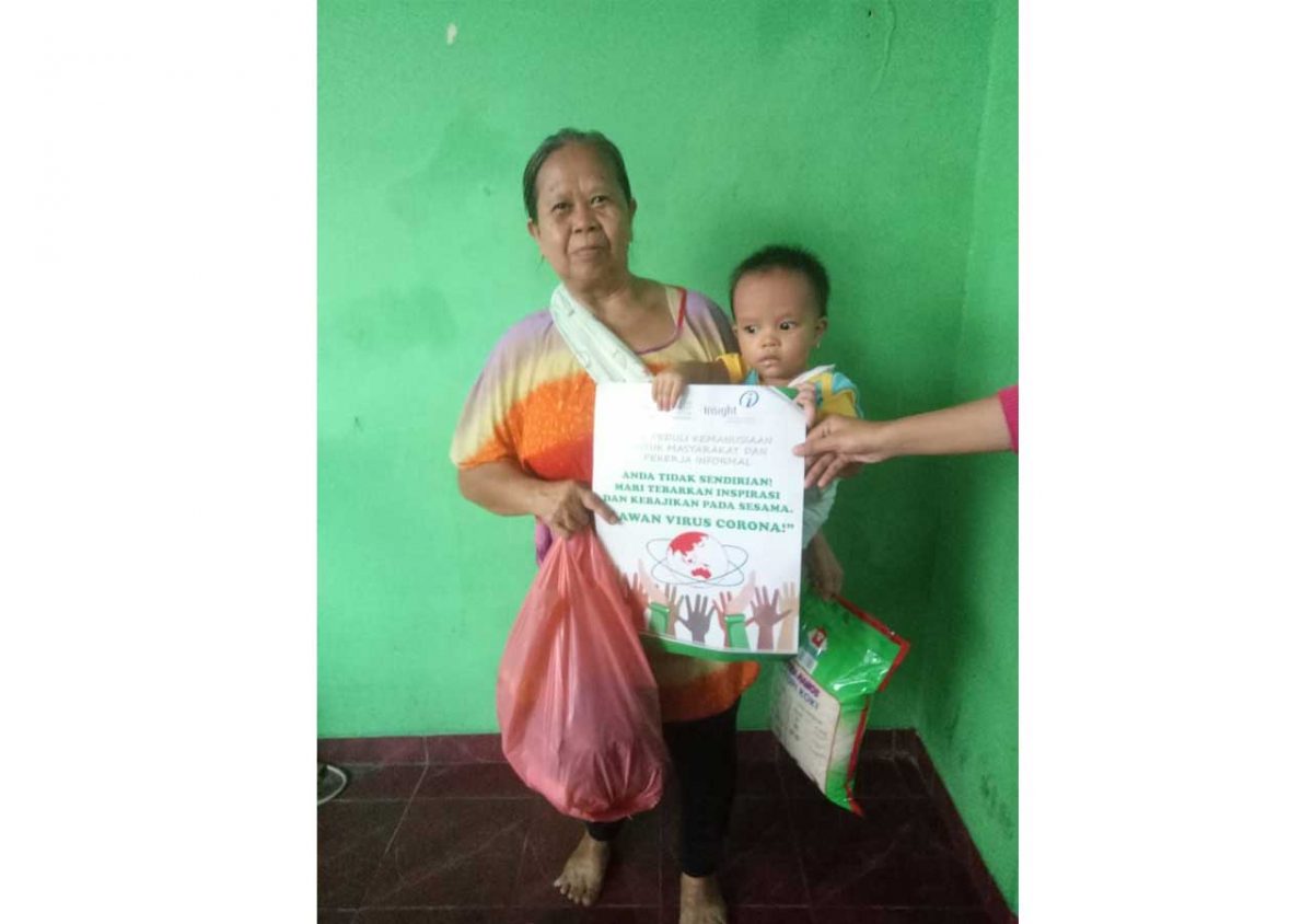 potodepansumb-1200×844-1.jpg Peduli Garis Depan dan Pekerja Rentan: YIIM dan INSIGHT Salurkan Bantuan Masker, Kaos Relawan PMI, serta Sembako di Jakarta dan Depok