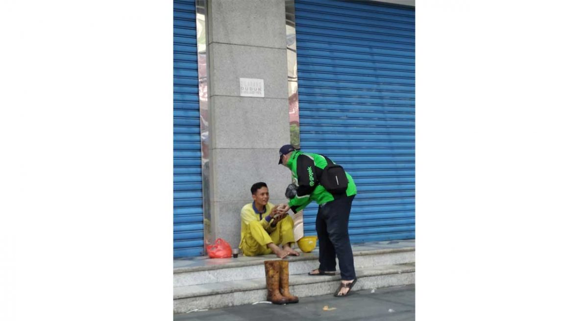 semcor11-1200×656-1.jpg Aksi Peduli Kemanusiaan YIIM dan INSIGHT: Berdayakan Warung Lokal dan Salurkan Bantuan Pangan bagi Pekerja Informal