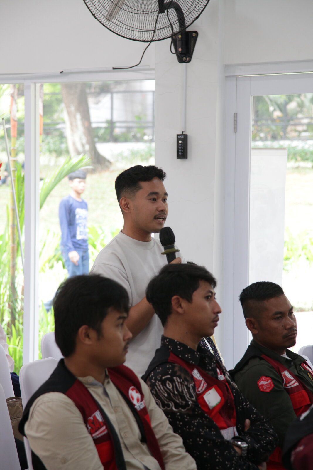 Partisipasi Peserta Mengajukan Pertanyaan dalam Sesi Diskusi Ketahanan Pangan Peserta pria mengajukan pertanyaan menggunakan mikrofon pada sesi tanya jawab talkshow ketahanan pangan Festival Inspirasi 2026