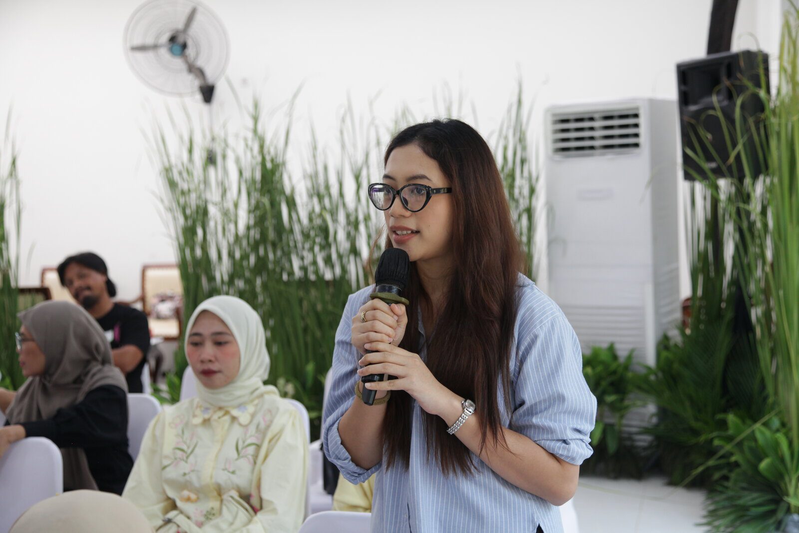 Peserta Menyampaikan Tanggapan pada Sesi Diskusi Panel Festival Inspirasi Peserta wanita berkacamata memegang mikrofon menyampaikan pertanyaan dalam talkshow ketahanan pangan