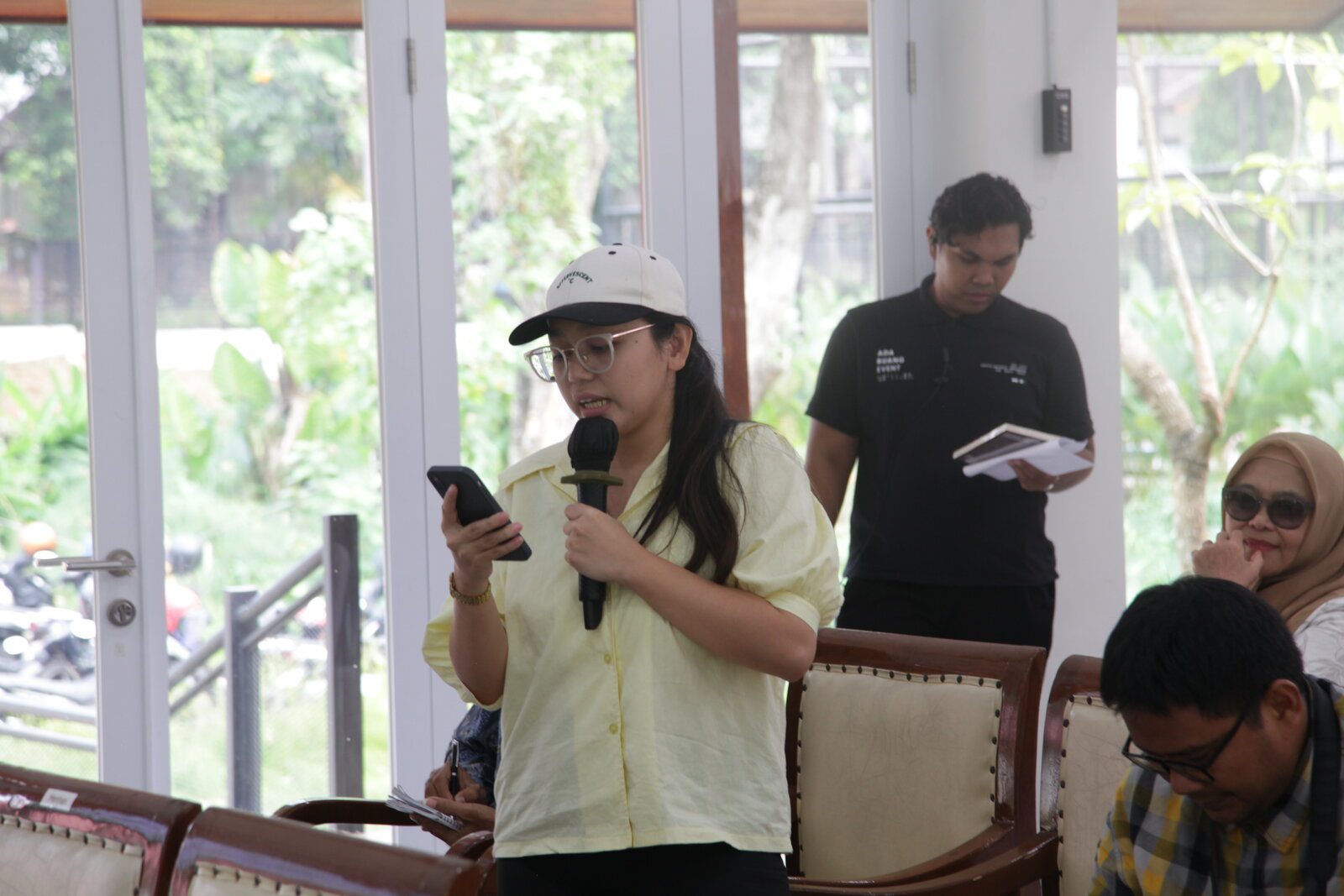 Antusiasme Peserta Mengajukan Pertanyaan dalam Sesi Diskusi Interaktif Peserta talkshow memegang mikrofon dan gawai saat mengajukan pertanyaan dalam sesi diskusi Festival Inspirasi 2026