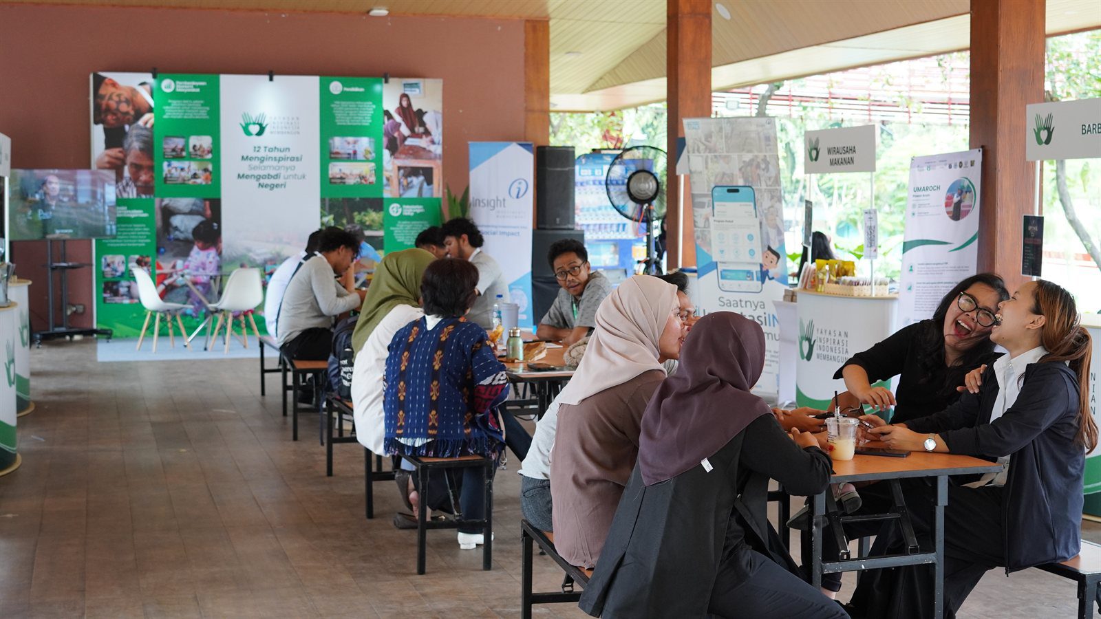 Pengunjung duduk dan berbincang di area Showcasing Booth Festival Inspirasi 2026 di Taman Bendera Pusaka Jakarta Selatan