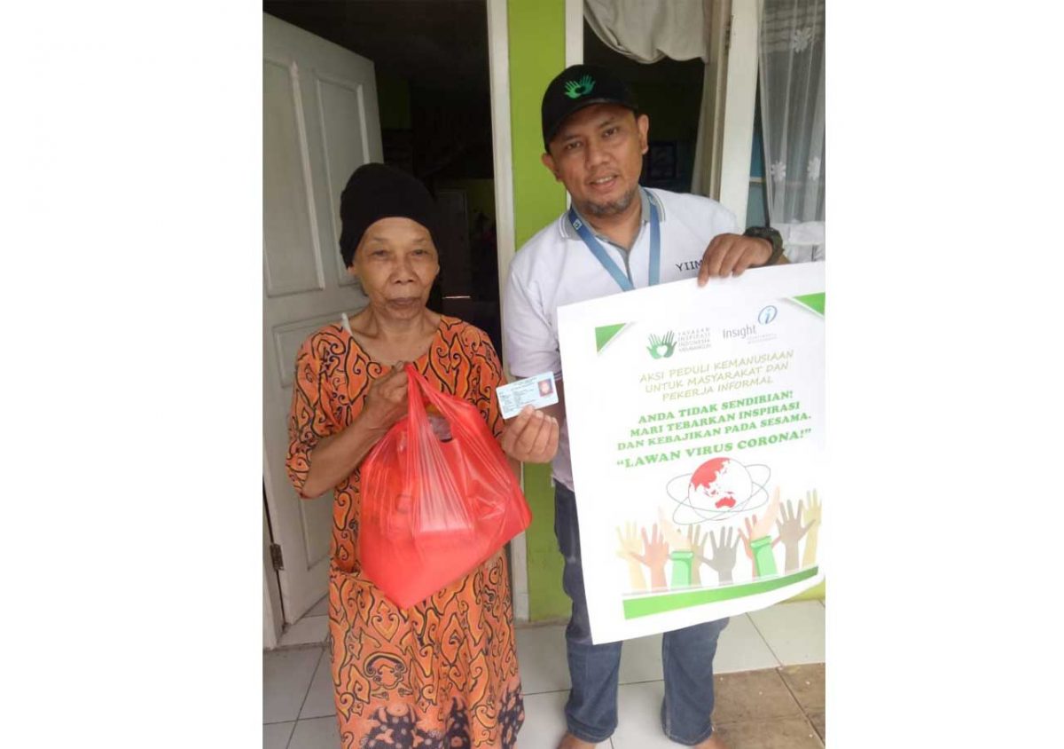sumbang2ke3-1200×844-1.jpg Peduli Garis Depan dan Pekerja Rentan: YIIM dan INSIGHT Salurkan Bantuan Masker, Kaos Relawan PMI, serta Sembako di Jakarta dan Depok