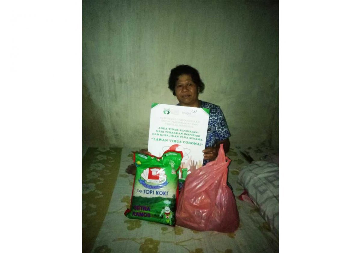 sumbang2ke4-1200×844-1.jpg Peduli Garis Depan dan Pekerja Rentan: YIIM dan INSIGHT Salurkan Bantuan Masker, Kaos Relawan PMI, serta Sembako di Jakarta dan Depok