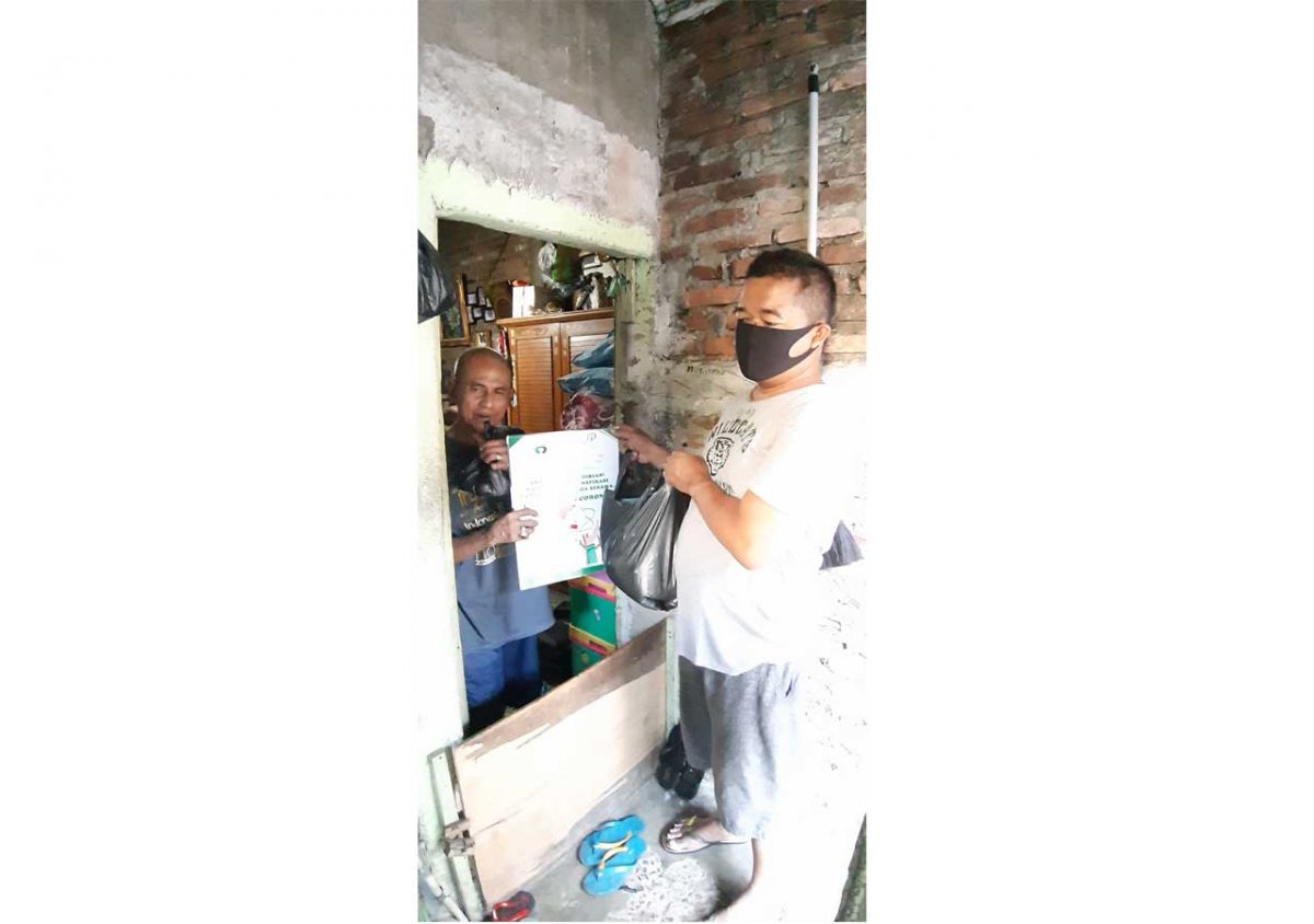 sumbang2ke7-1200×844-1.jpg Peduli Garis Depan dan Pekerja Rentan: YIIM dan INSIGHT Salurkan Bantuan Masker, Kaos Relawan PMI, serta Sembako di Jakarta dan Depok