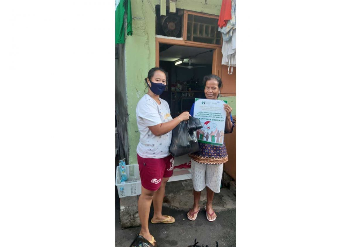 sumbang2ke8-1200×844-1.jpg Peduli Garis Depan dan Pekerja Rentan: YIIM dan INSIGHT Salurkan Bantuan Masker, Kaos Relawan PMI, serta Sembako di Jakarta dan Depok