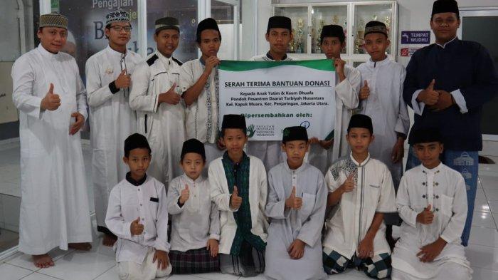 yiim-dan-pt-insight-investment-management-menyerahkan-bantuan-sosial-2