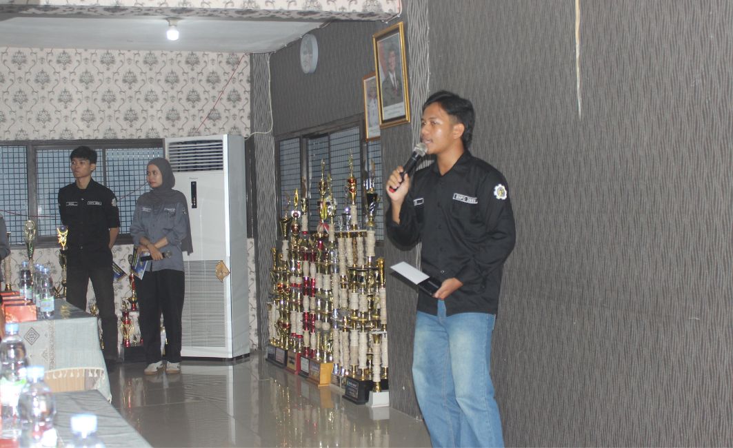 Demonstrasi Prototipe Teknologi Energi Ramah Lingkungan oleh Mahasiswa PNJ Mahasiswa PNJ memegang mikrofon memandu penjelasan teknologi ramah lingkungan di SMAN 62 Jakarta