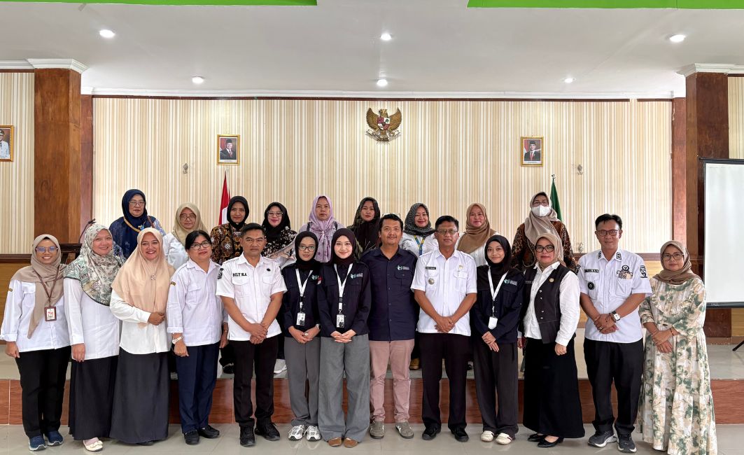 Foto bersama para peserta audiensi koordinasi penanganan stunting di aula Kantor Kecamatan Cicalengka Kabupaten Bandung