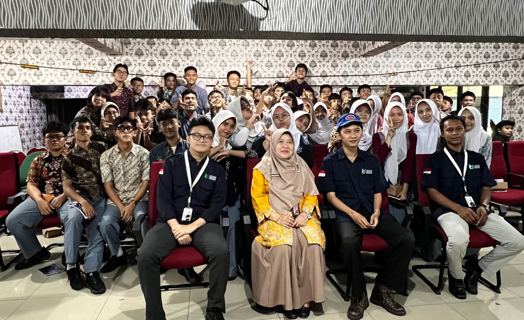Siswa dan guru SMAN 62 Jakarta berfoto bersama mahasiswa Politeknik Negeri Jakarta di aula sekolah