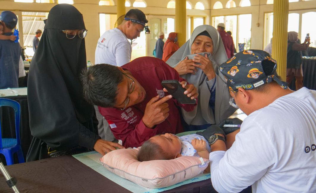 Pelayanan Khitan Medis Higienis oleh Tim Medis YASKI Tindakan khitan medis profesional berstandar higienis bagi anak prasejahtera oleh tim kesehatan di Lombok