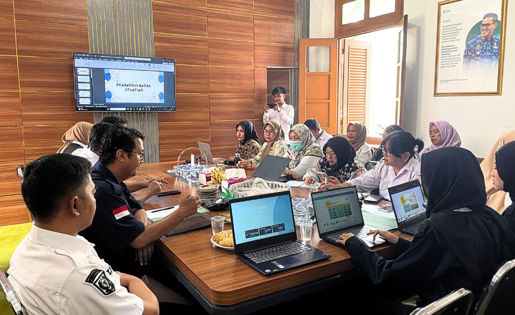 Pemaparan Materi dan Diskusi Data Stunting di Kantor Kecamatan Cicalengka Suasana pemaparan materi penanggulangan stunting di layar monitor dalam ruang rapat Kantor Kecamatan Cicalengka