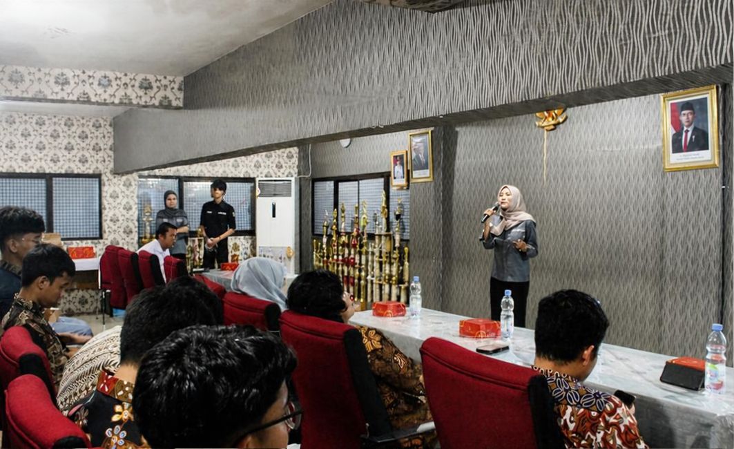 Pemaparan Materi Efisiensi Energi di Aula SMAN 62 Jakarta Fasilitator menyampaikan materi pengenalan energi terbarukan di depan para siswa SMAN 62 Jakarta