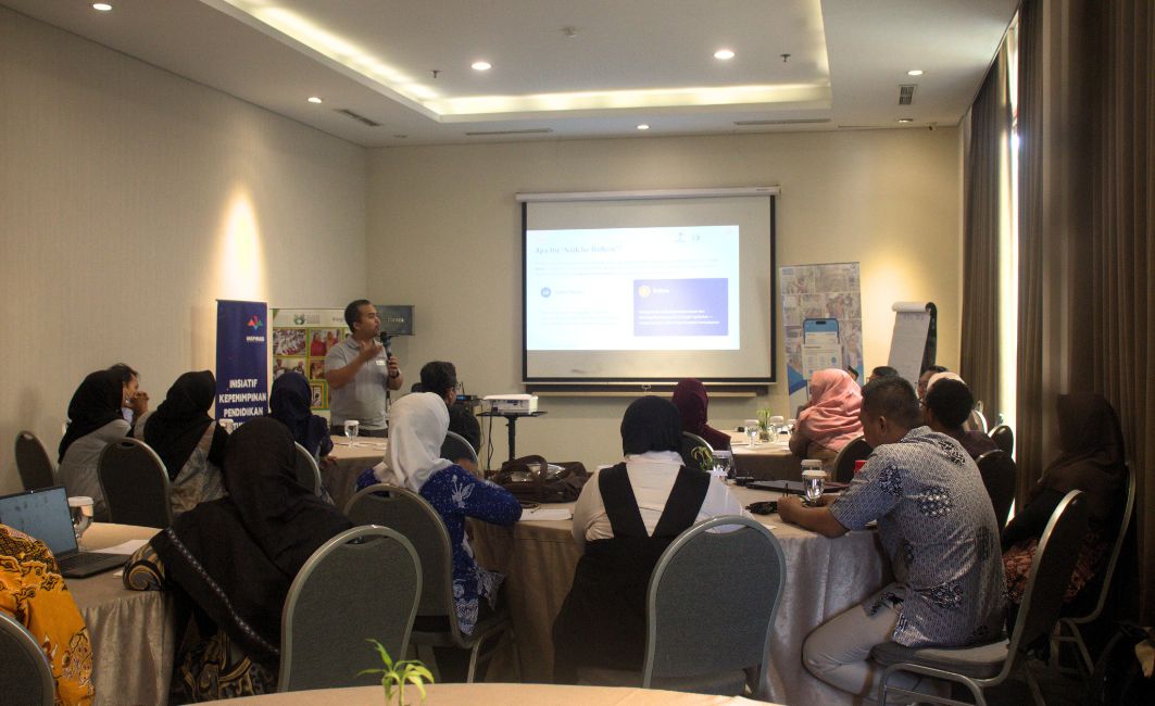 Pemaparan Materi Kepemimpinan Pendidikan dan AI oleh Patrya Pratama Narasumber Patrya Pratama memaparkan materi transformasi digital pendidikan di hadapan peserta bootcamp