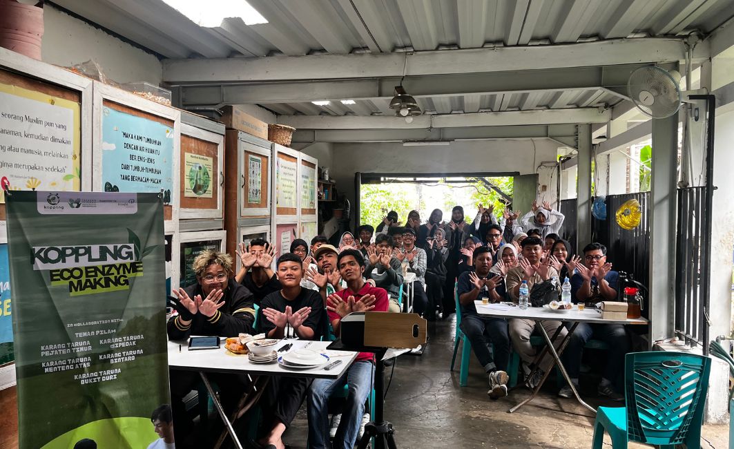 Pembekalan Perwakilan Karang Taruna Bersama Mitra Fasilitator Teman Pilah Perwakilan kader Karang Taruna dan fasilitator Teman Pilah berfoto bersama pada sesi pembekalan Koppling