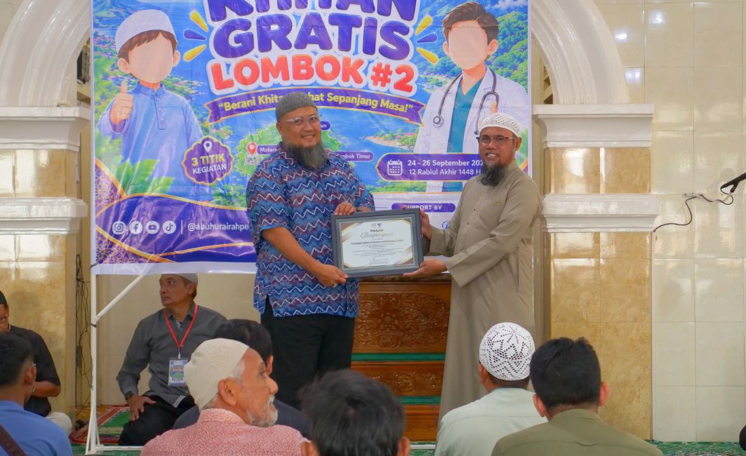 Penyerahan Piagam Apresiasi Program Khitan Gratis Lombok #2 Penyerahan piagam penghargaan kemitraan program bakti sosial khitan gratis anak prasejahtera di Lombok