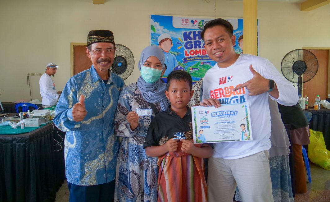 Pemberian Sertifikat Partisipasi dan Bingkisan Hadiah bagi Peserta Khitan Anak peserta khitan gratis Lombok memegang sertifikat dan bingkisan hadiah didampingi keluarga dan panitia