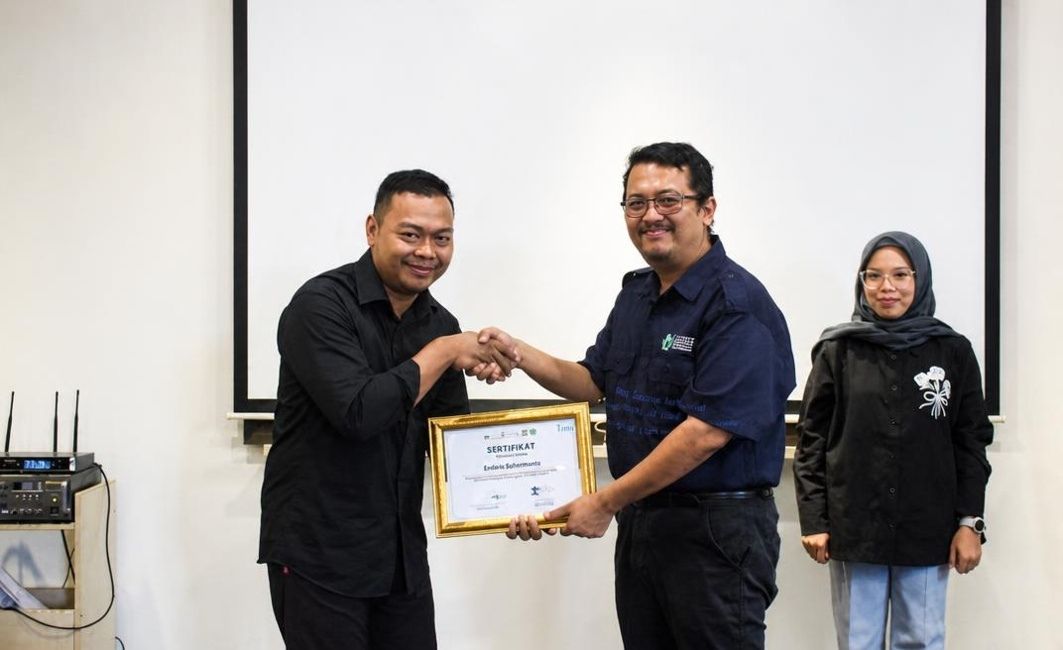 Penyerahan Sertifikat Partisipasi Bootcamp GEMA Digital Inspirasi 2026 Penyerahan sertifikat partisipasi bootcamp luring kepada peserta guru oleh perwakilan YIIM