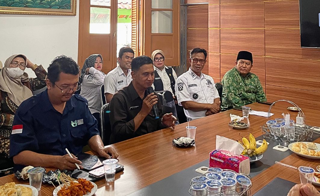 Pemaparan Camat Cicalengka Terkait Situasi Penanganan Stunting Wilayah Camat Cicalengka memaparkan kondisi lapangan penanganan stunting didampingi perwakilan yayasan dalam forum audiensi